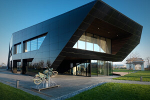 Vidre Negre Office Building