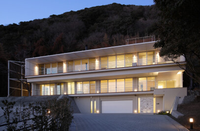 VILLA OVERLOOKING THE SEA