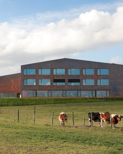 Multipurpose sports hall and secondary school in Apples