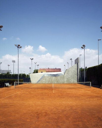 Pabellón de acceso a club de tenis