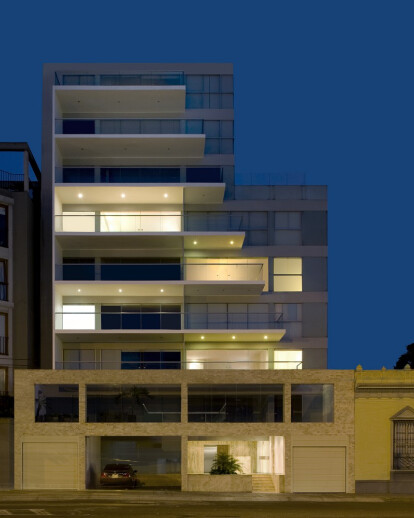 Residential building facing the bay of Lima 