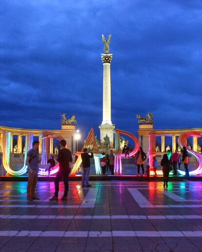 Budapest-signature and The Cube - installation