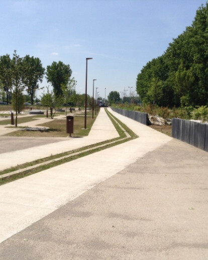 Promenade Stéphane Hessel. In and Out bench by Lucie Soufflet (multiple) and Round 2 by Roel V