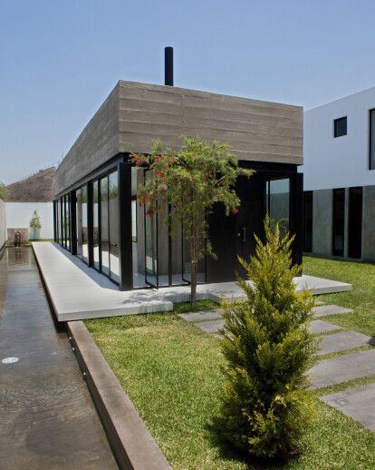 Surrounded  House / Casa Rodeada