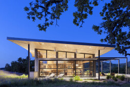 Caterpillar House: a modern ranch connected to the beauty of nature