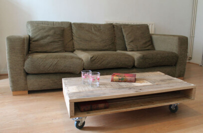 PALLET COFFEE TABLE ON WHEELS