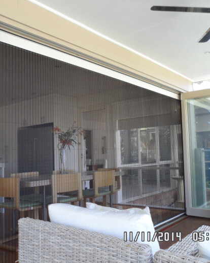 Retractable screen dor for bi fold doors