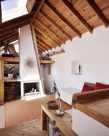 Embracing House by Pedro Quintela