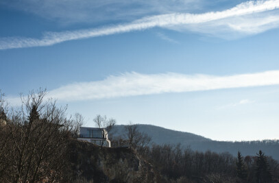 A house on the edge of the precipice 