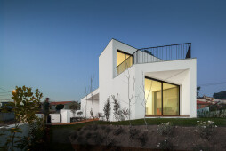 House in Arrifana by Pedro Henrique