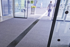 Entrance mat with tactile guidance system