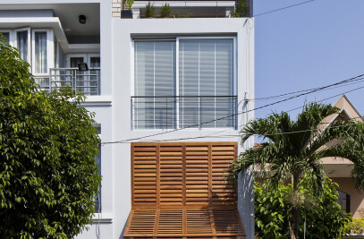 TOWNHOUSE WITH A FOLDING-UP SHUTTER