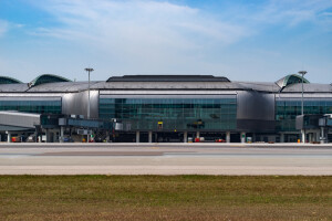 Hong Kong International Airport Midfield Concourse fully operates