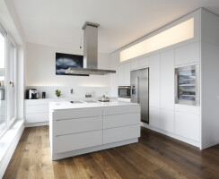 Lacquered kitchen with kitchen island