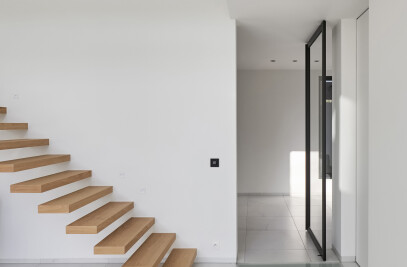 Modern house with Portapivot 6530 pivot doors