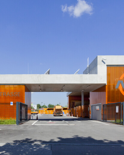 Bulk-waste depot in Munich showing its corporate identity in building design 