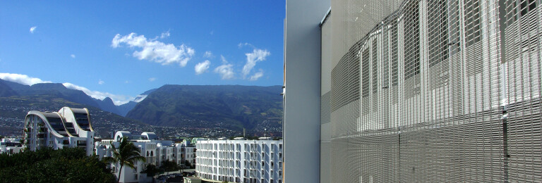 Architectural wire mesh facade