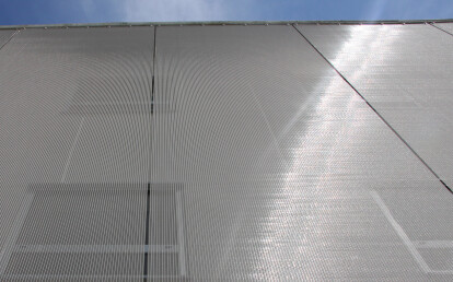 Semi-transparent wire mesh facade cladding DOKAWELL-MONO 3601