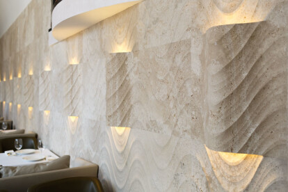 Our "seta curve luce" wall lamps from the "Complementi Luce" and the "seta" wall texture from the "Le Pietre Incise" collection in the "Baku" restaurant by Archpoint.