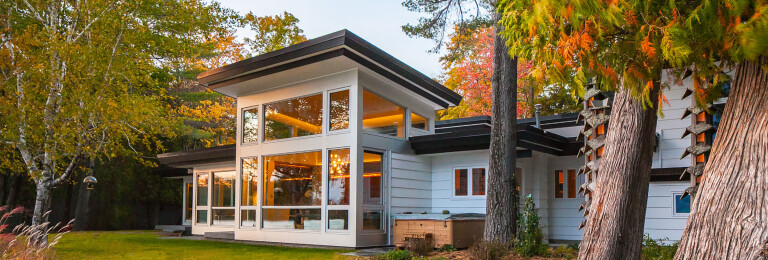 Western Window Systems' contemporary styling perfectly complements the Midcentury Modern architecture of the Glen Lake home.