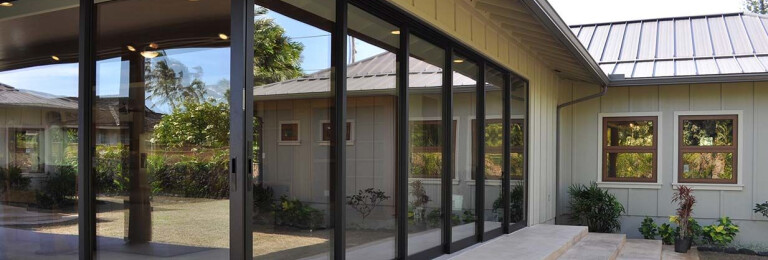 This 90-degree multi-slide door opens up an indoor space to the outside without the need for a connecting post.