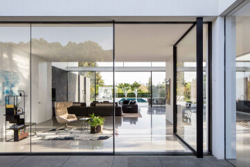 PIVOTING WINDOW PIVOTING WINDOW