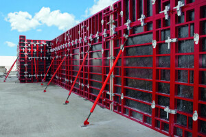 MAXIMO wall formwork in combination with TRIO wall formwork and RCS steel walers