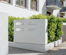 The letterbox with etched concrete surface presents itself as a business card.