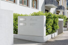 The letterbox with etched concrete surface presents itself as a business card.