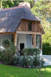 Coherent design: the modern Frisian villa with its colours and design harmoniously blends in with the natural setting.