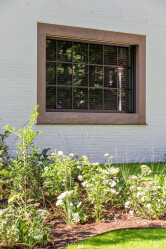 Filigree eye-catcher: the lattice windows of the Flemish villa are at the same time distinctive and subtle.