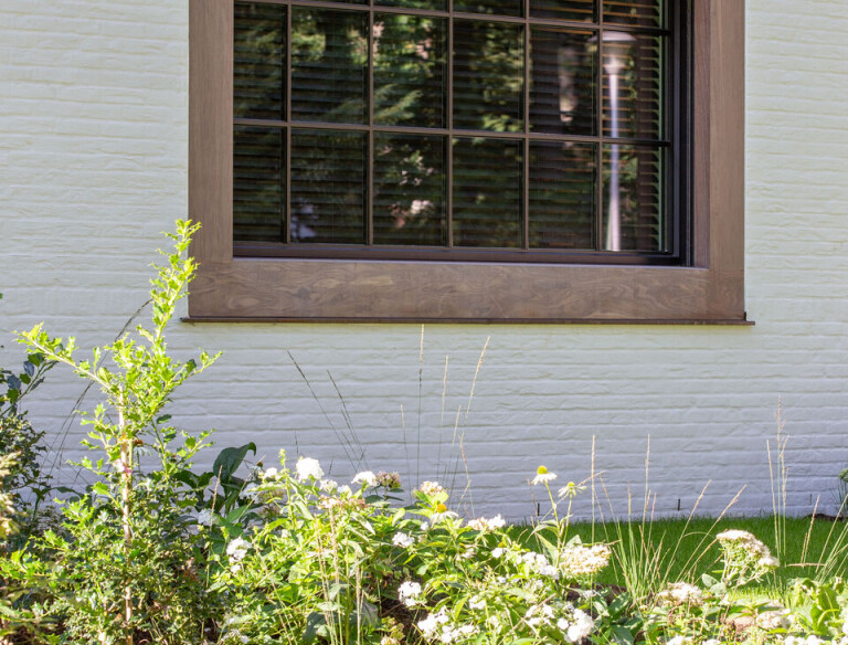 Filigree eye-catcher: the lattice windows of the Flemish villa are at the same time distinctive and subtle.