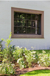 Filigree eye-catcher: the lattice windows of the Flemish villa are at the same time distinctive and subtle.