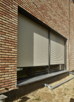 Building airtight with roller shutters