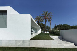 KRION in the minimalist “Breeze House” by Fran Silvestre Arquitectos