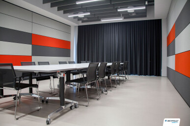 Two Skyfold movable walls sub-dividing an office space to make a flexible meeting room
