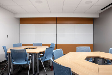Skyfold Classic operable partition sub-dividing a classroom