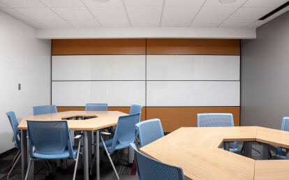 Skyfold Classic operable partition sub-dividing a classroom