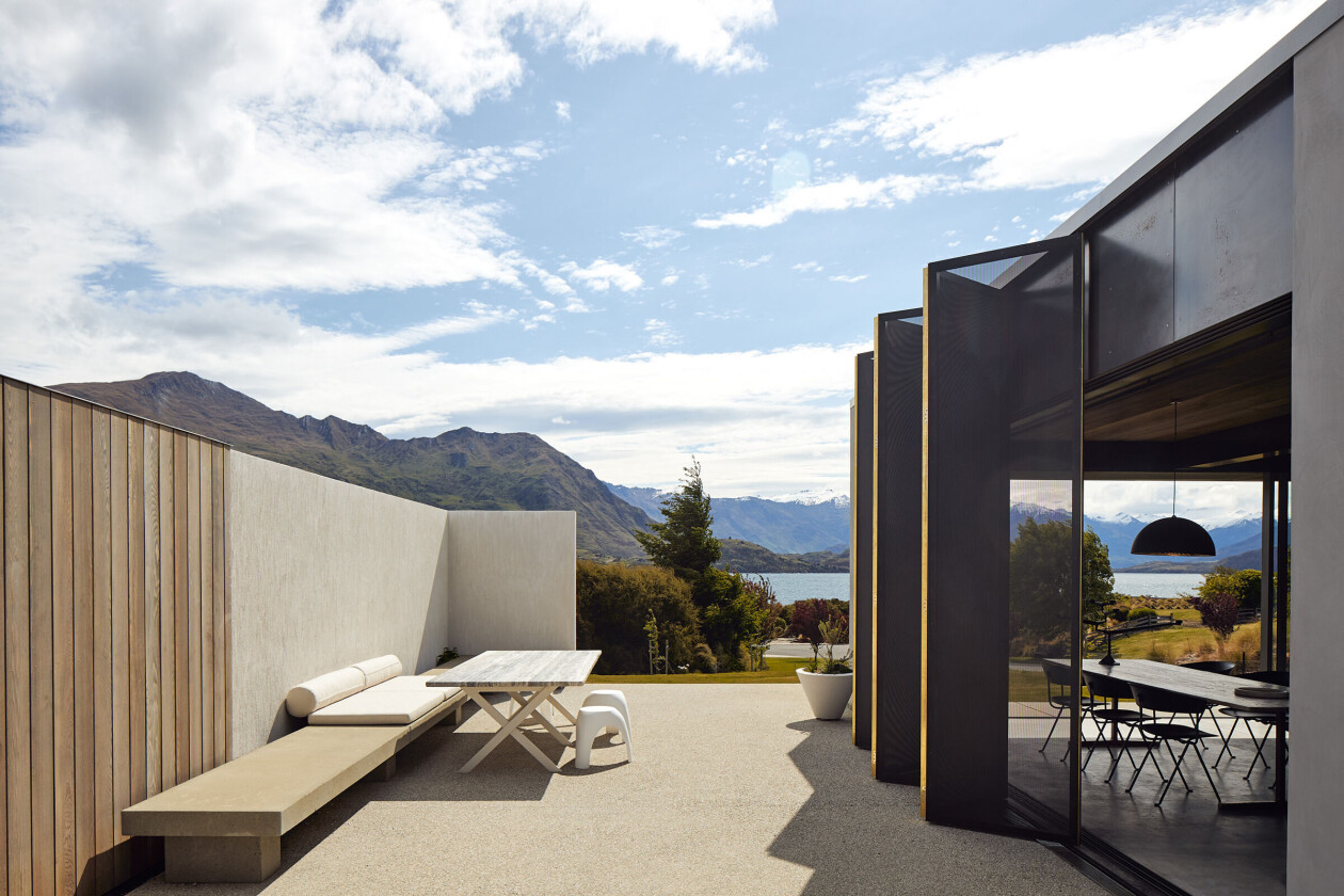 Northern New Zealand home interprets the mountain cabin in a modern way