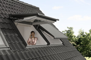 Electric top-hung roof window