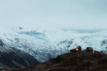 Snøhetta design a constellation of pentagonal timber cabins that respond to Norway’s windswept climate