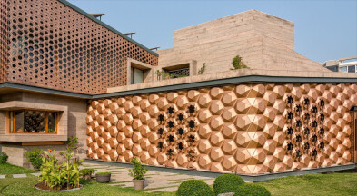 Hexagonal solar sensor-based façade