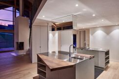 The asymmetrical worktop gives the kitchen a unique contour