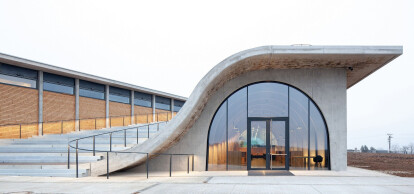 Undulating winery roof immerses public space into vineyard landscape