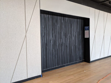Horizontal sliding doors with high-performance acoustic insulation