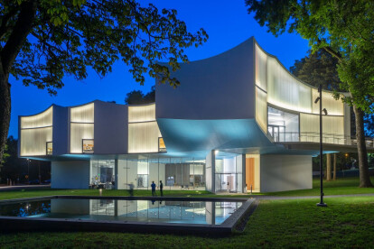 The Winter Visual Arts Building by Steven Holl Architects opens on the historic campus of Franklin & Marshall College