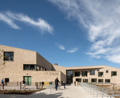 The building will accommodate primary school De Zeewinde, daycare Het Pierepotje, an after-school care facility, the library, the music school and various sports and cultural associations.