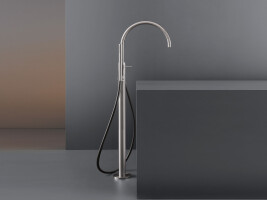 GRA24 - Free-standing progressive mixer for bathtub H. 980 mm with swivelling spout and cylindrical hand shower Ø 18 mm