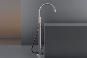 GRA24 - Free-standing progressive mixer for bathtub H. 980 mm with swivelling spout and cylindrical hand shower Ø 18 mm