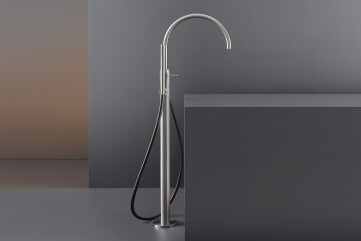 GRA24 - Free-standing progressive mixer for bathtub H. 980 mm with swivelling spout and cylindrical hand shower Ø 18 mm GRA24 - Free-standing progressive mixer for bathtub H. 980 mm with swivelling spout and cylindrical hand shower Ø 18 mm